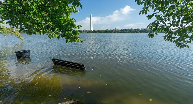 Potomic River flooding with Washington Monument in background